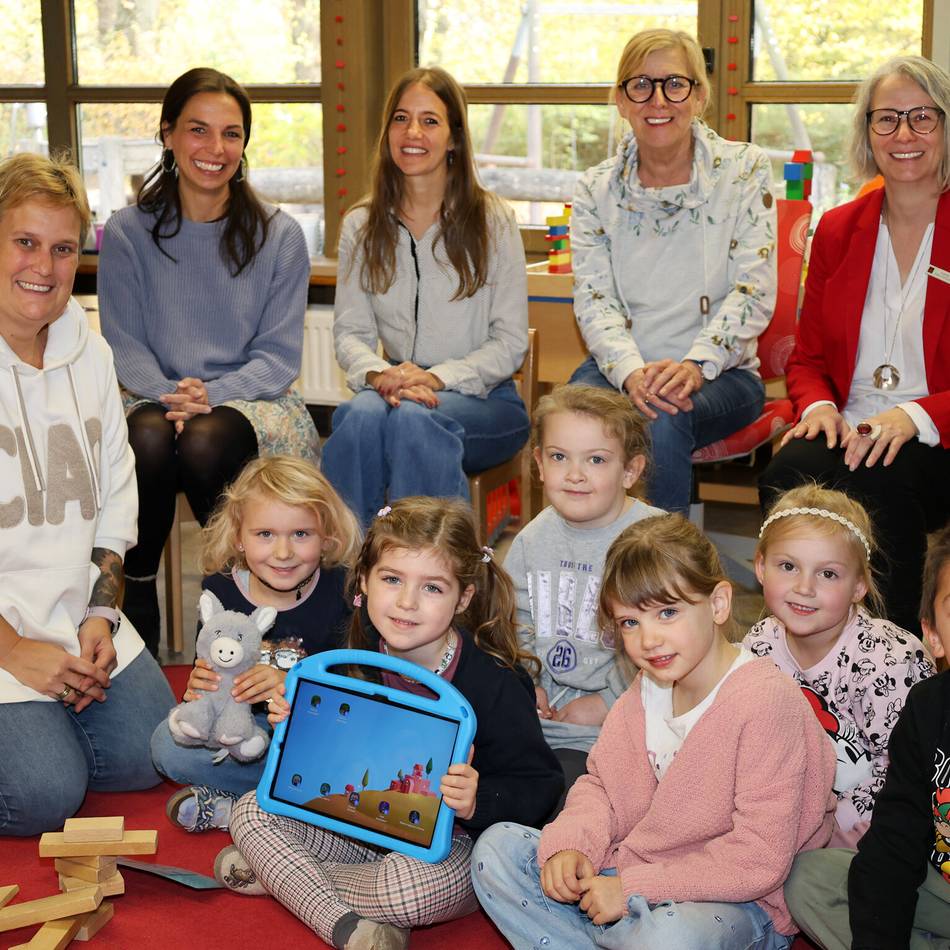 Spende der Sparkasse: Tablets für die Maxi-Kinder der Rheinberger Kita St. Peter