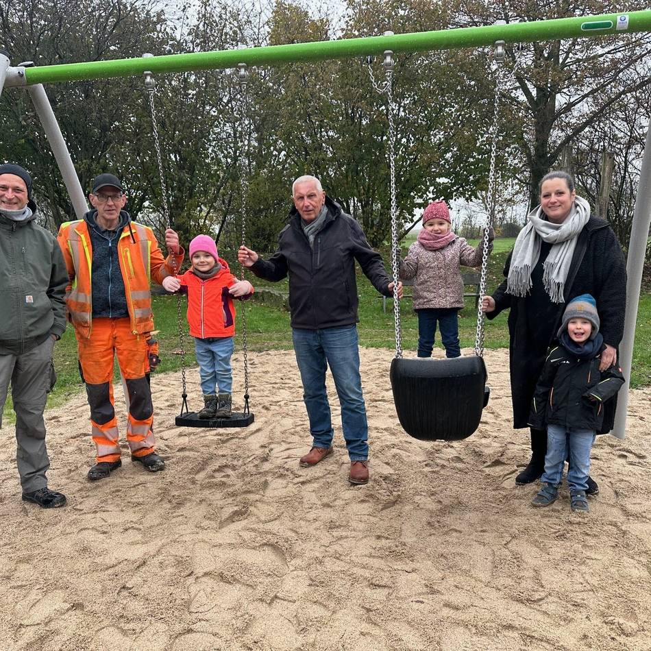 An der Hartefelder „Bürgerwiese“: Neue Schaukel für die „Cowboystadt“