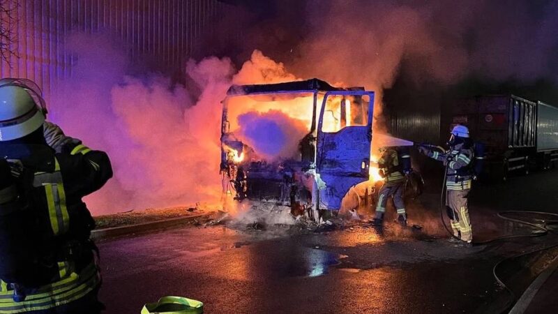 In Dormagen komplett ausgebrannt: Fahrer rettete sich aus brennendem Lkw