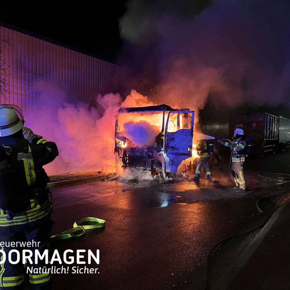 In Dormagen komplett ausgebrannt: Fahrer rettete sich aus brennendem Lkw