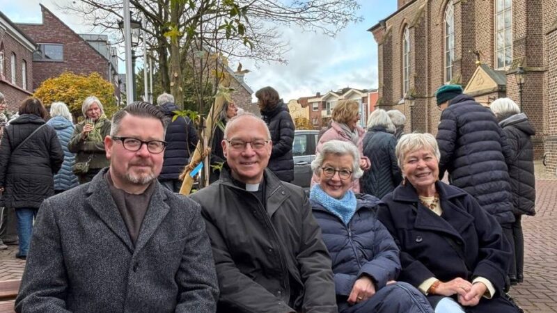Ort der Begegnung in Korschenbroich: Neue Plauderbänke an St. Andreas laden zum Verweilen ein