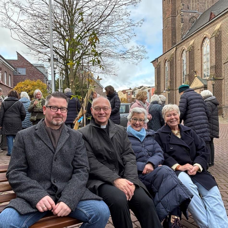 Ort der Begegnung in Korschenbroich: Neue Plauderbänke an St. Andreas laden zum Verweilen ein