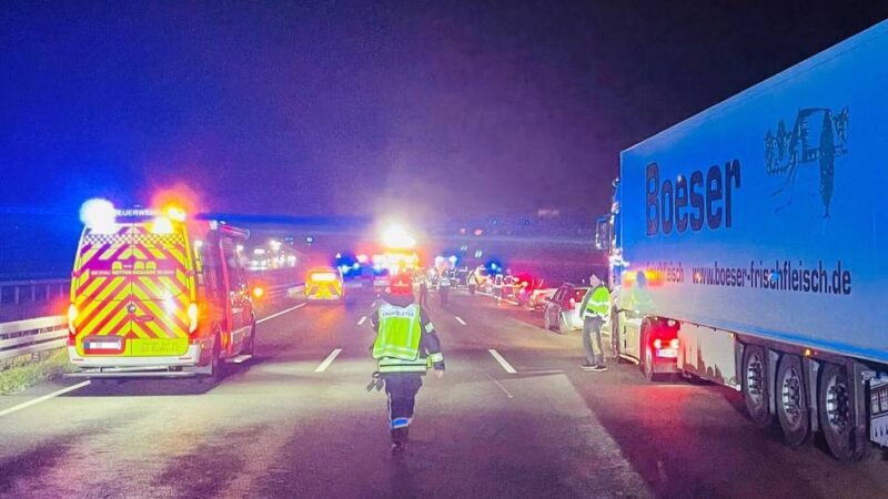Brand und Autounfälle: Einsatzreiches Wochenende für die Feuerwehr aus Jüchen