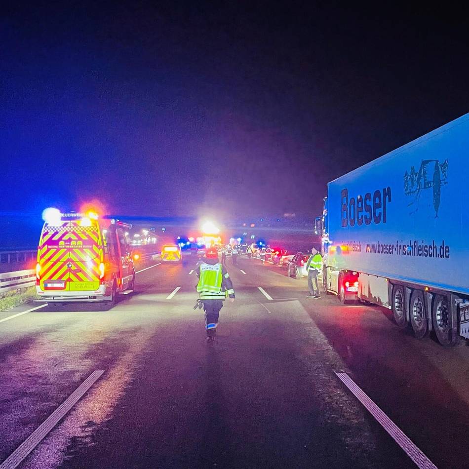 Brand und Autounfälle: Einsatzreiches Wochenende für die Feuerwehr aus Jüchen