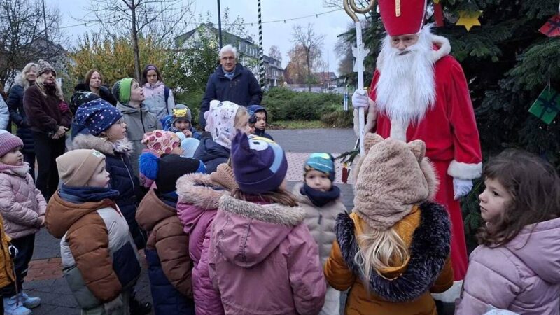 Advent in Rheinberg: Weihnachtsbaum und Krippe auf dem Ossenberger Dorfplatz