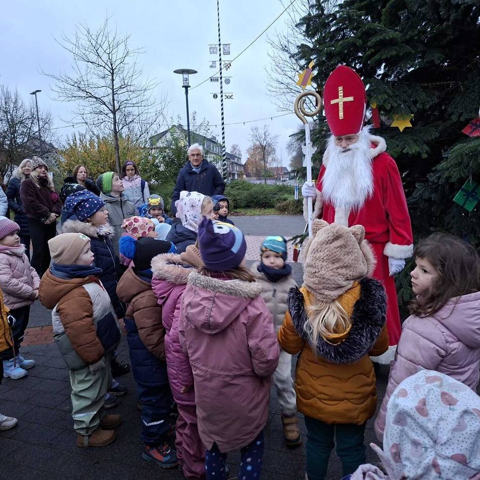 Advent in Rheinberg: Weihnachtsbaum und Krippe auf dem Ossenberger Dorfplatz