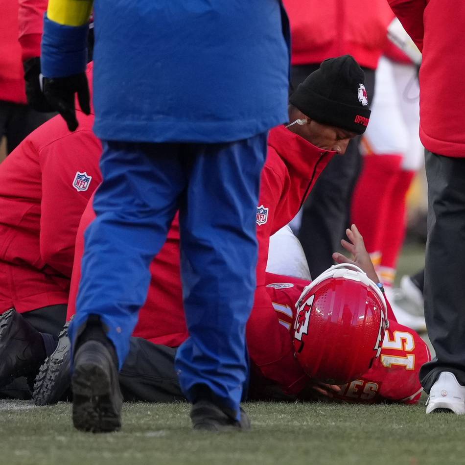 American Football: Chiefs verpassen NFL-Playoffs – Mahomes schwer verletzt