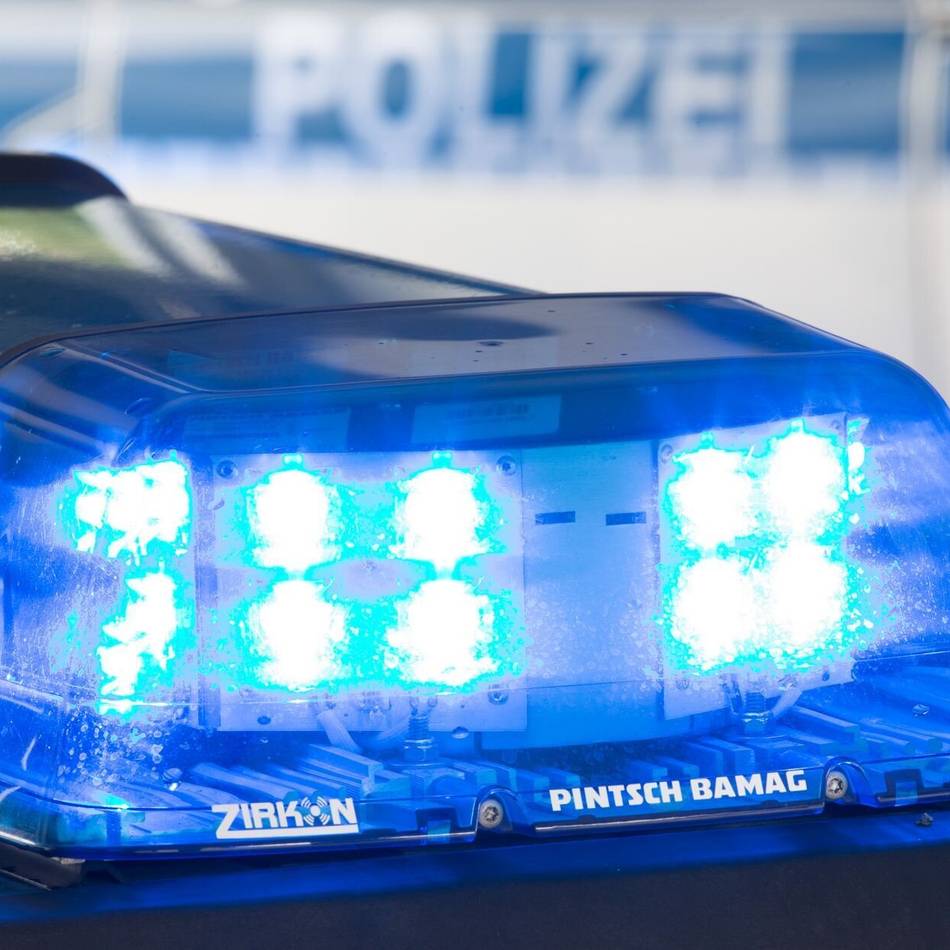 Unfall in Moers: Auto fährt beim Ausparken Fußgänger an