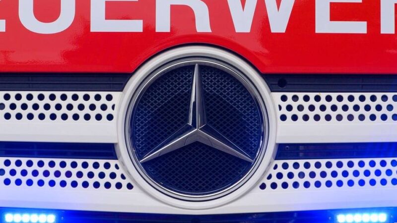 Brand in Düsseldorf: Feuerwehr löscht Feuer in Flüchtlingsunterkunft in Kaiserswerth