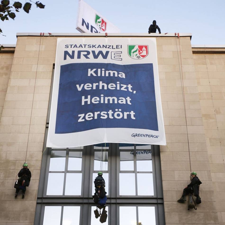 Protestaktion in Düsseldorf: Klima-Aktivisten klettern auf Staatskanzlei – Verfahren eingestellt