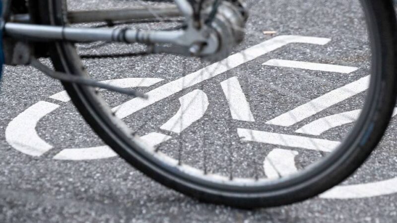 Unfallflucht in Dinslaken: Radfahrer touchiert und verletzt Mädchen (10) auf Fahrrad
