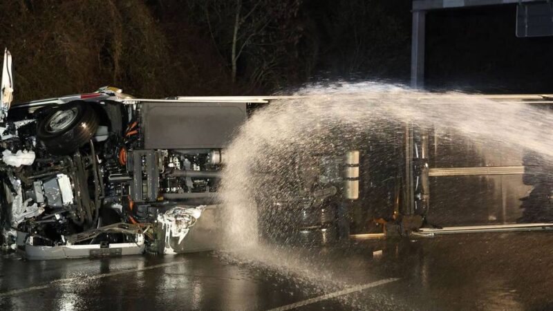 A46 zwischen Haan-Ost und -West weiter voll gesperrt: Brennender Gefahrgut-Lkw – Experte entscheidet, wie es weiter geht