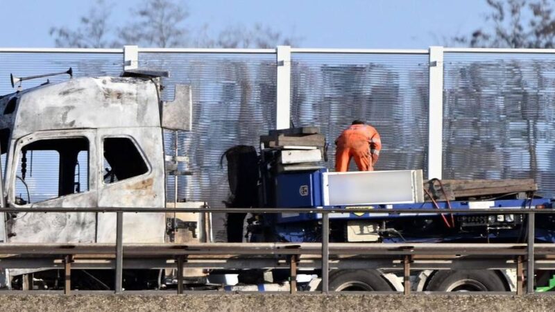 Am Kreuz Kaiserberg: Brennender Schwertransporter – A3 bei Duisburg bleibt bis Samstag gesperrt