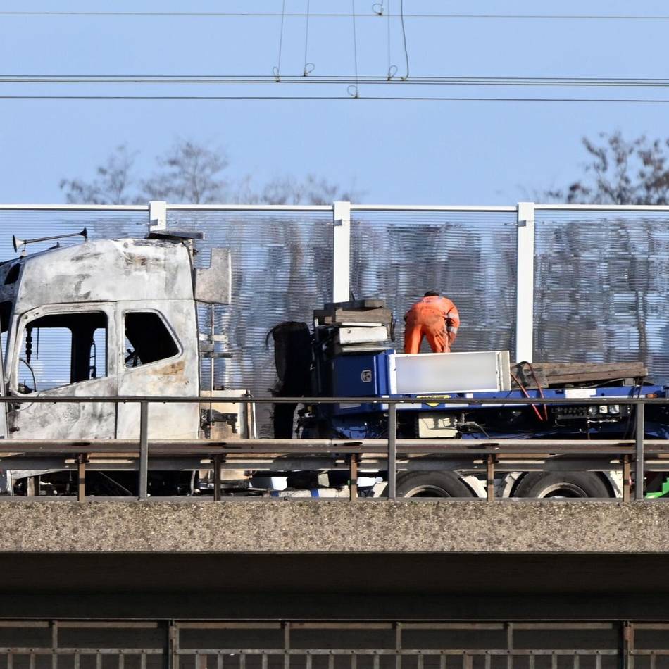 Am Kreuz Kaiserberg: Brennender Schwertransporter – A3 bei Duisburg bleibt bis Samstag gesperrt