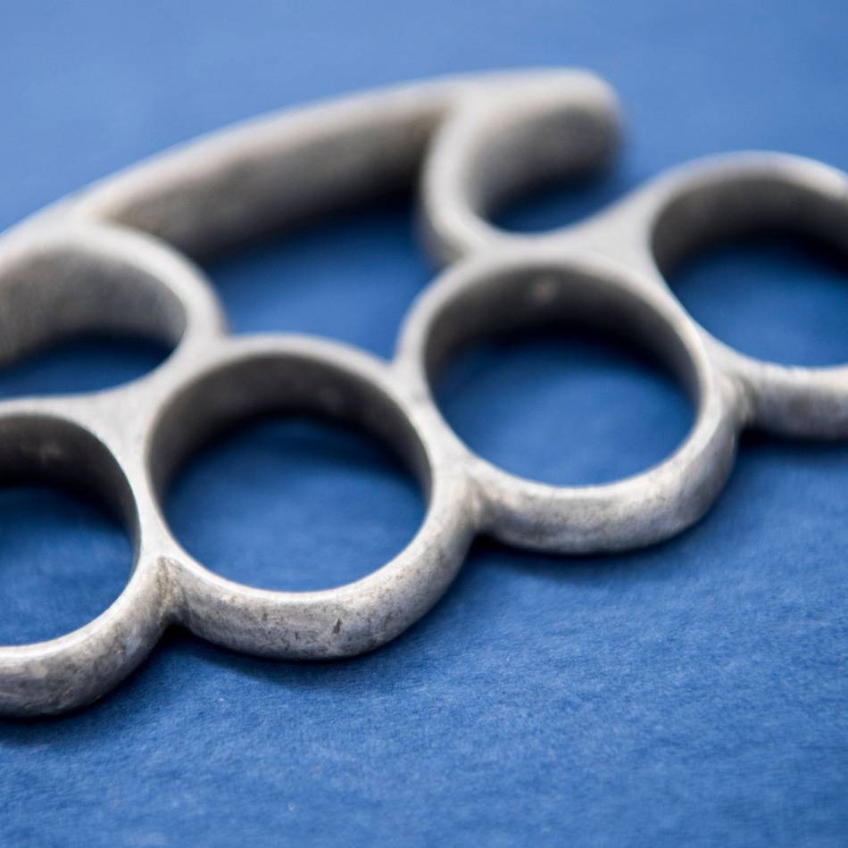 22-jähriger Mettmanner als Angeklagter vor dem Düsseldorfer Landgericht: „Was für ein schöner Schlagring“