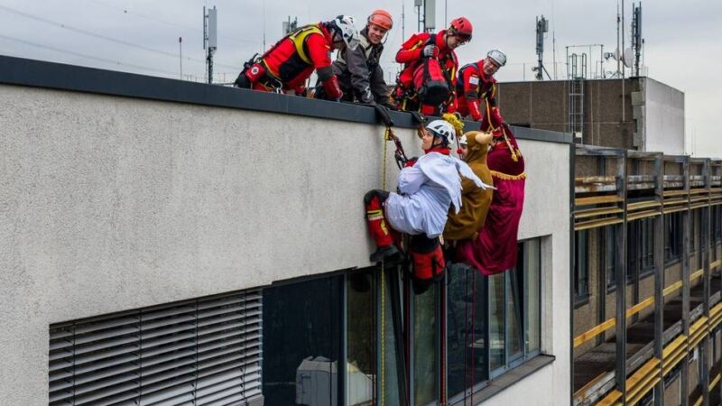Aktion für Kinder: Nikolaus seilt sich mit Geschenken vom Dach einer Duisburger Klinik ab