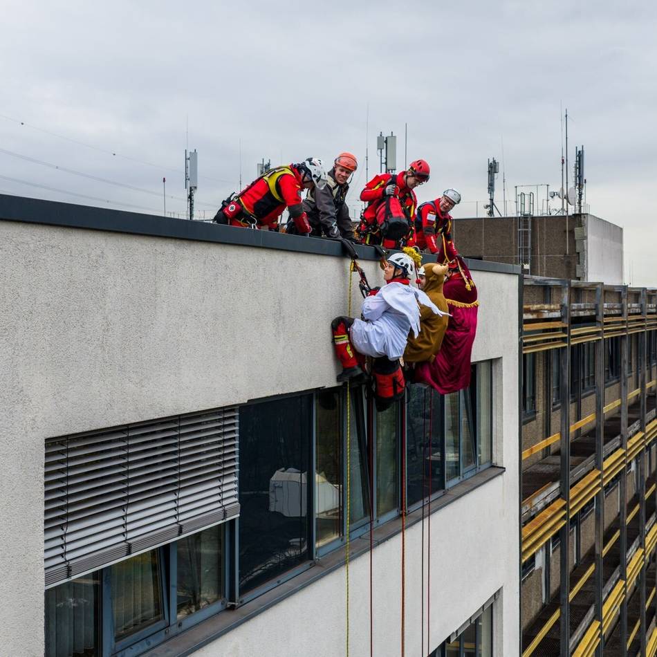 Aktion für Kinder: Nikolaus seilt sich mit Geschenken vom Dach einer Duisburger Klinik ab