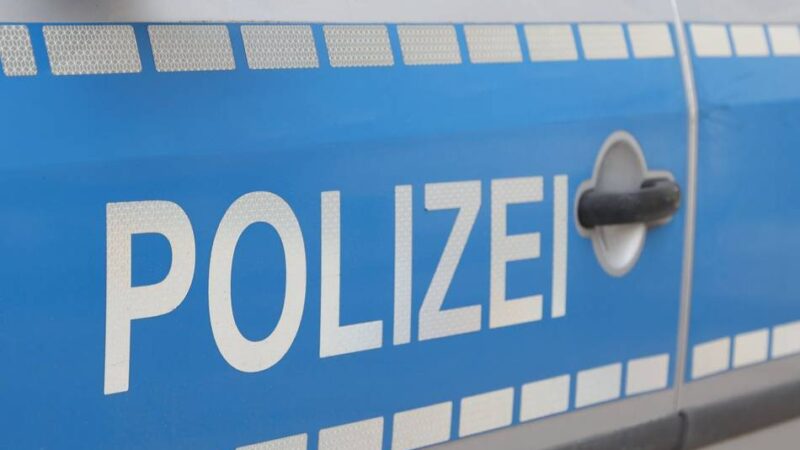 Mittelstraße in Hilden: E-Biker fährt Passant in Fußgängerzone an und flüchtet