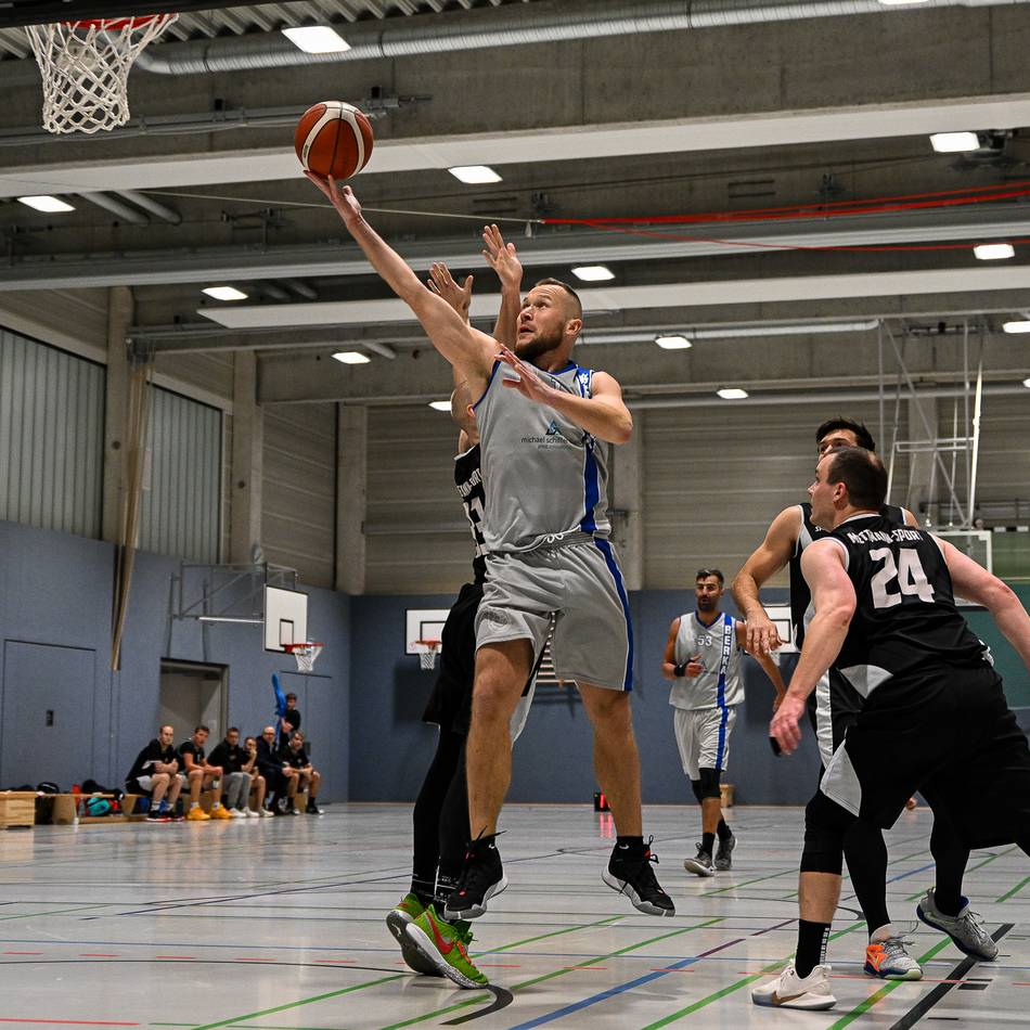 TuS 08 gewinnt Basketball-Krimi: Rheinberg setzt sich in der Oberliga oben fest