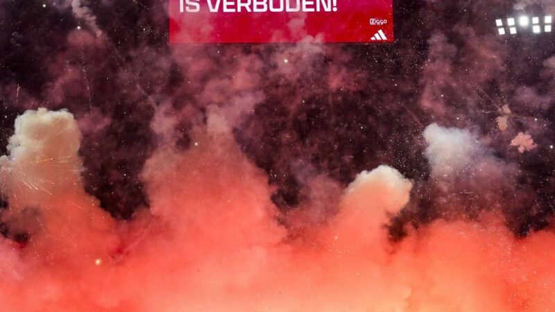 Niederländischer Fußball: Leuchtraketen für toten Fan erzwingen Spielabbruch bei Ajax