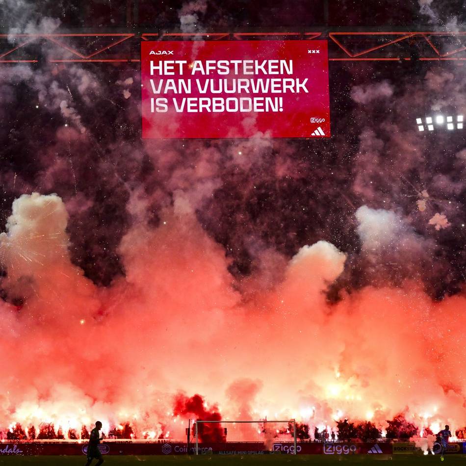 Niederländischer Fußball: Leuchtraketen für toten Fan erzwingen Spielabbruch bei Ajax
