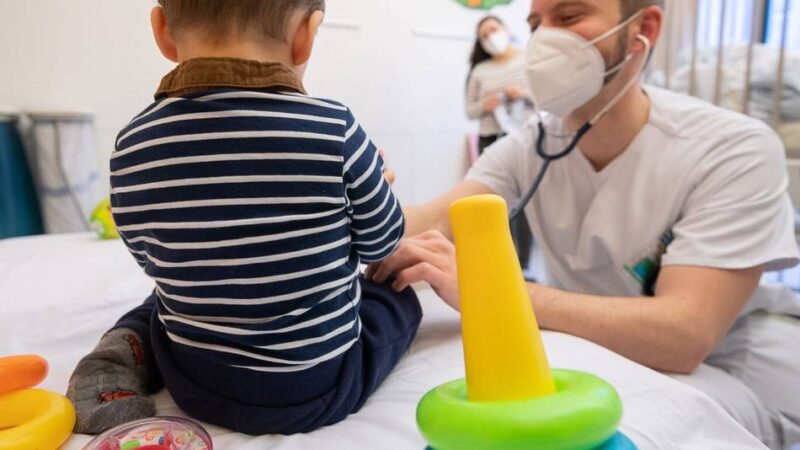 Grippewelle erreicht Schulen und Kitas: Zwölf Kitas in Krefeld wechseln in die Notbetreuung