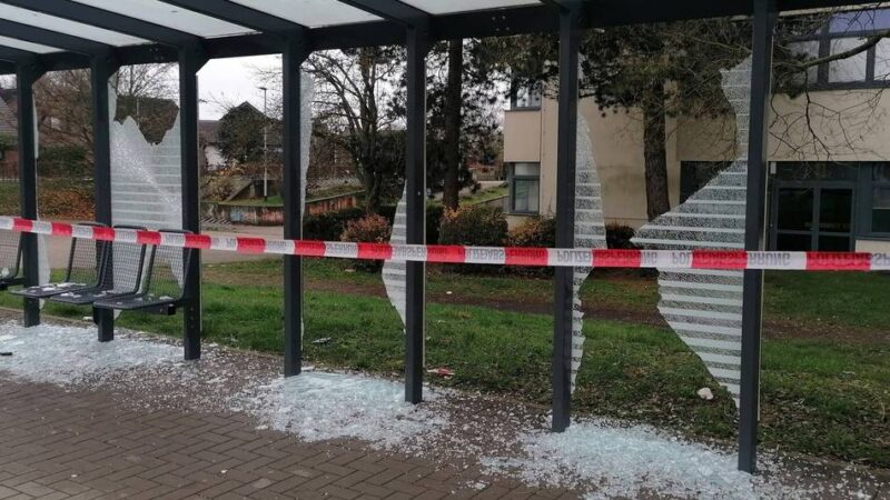 Emmerich: Nächster Fall von Vandalismus – Bushaltestelle mit Böllern zerstört