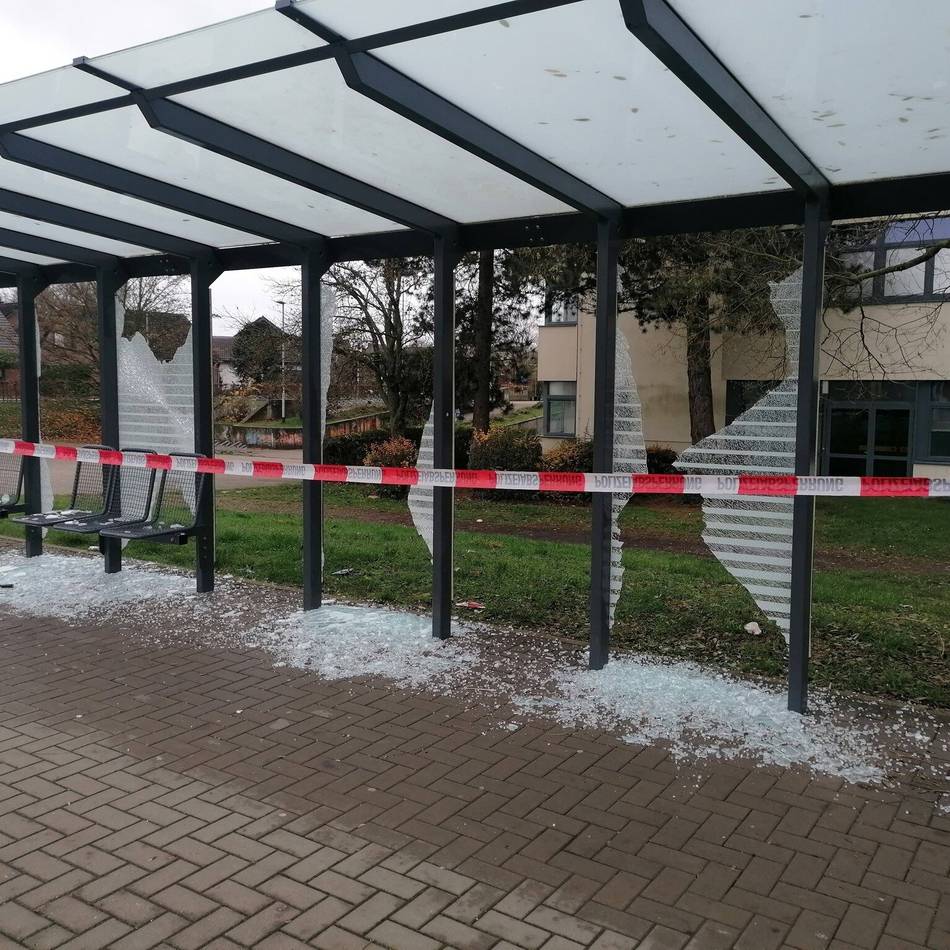 Emmerich: Nächster Fall von Vandalismus – Bushaltestelle mit Böllern zerstört