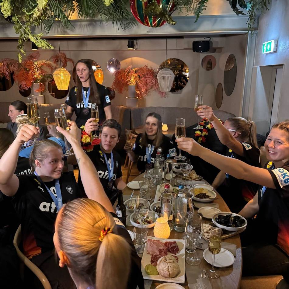 Zukunft von Trainer Gaugisch unklar: „Dritte Halbzeit gewinnen wir“ – Handballerinnen lassen es nach WM-Silber krachen