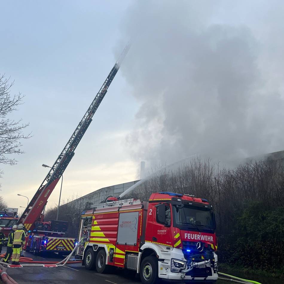 Hilfe aus der Nachbarschaft: Meerbuscher Feuerwehr bei Großbrand in Krefeld im Einsatz
