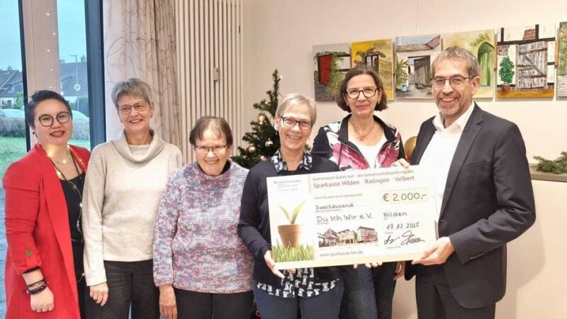 Spendenübergabe in Hilden: Du-Ich-Wir erhält Spende von Sparkasse