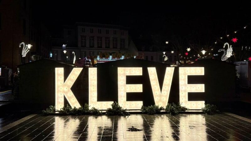 Auf dem Weihnachtsmarkt: Leuchtende „Kleve“-Buchstaben sind der Hingucker zum Jubiläum