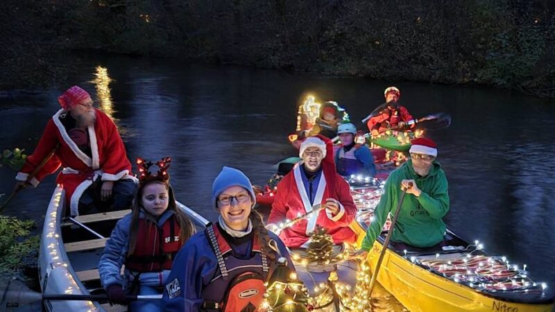 Lichter-Paddeln in Grevenbroich: Kanuten bringen die Erft zum Leuchten
