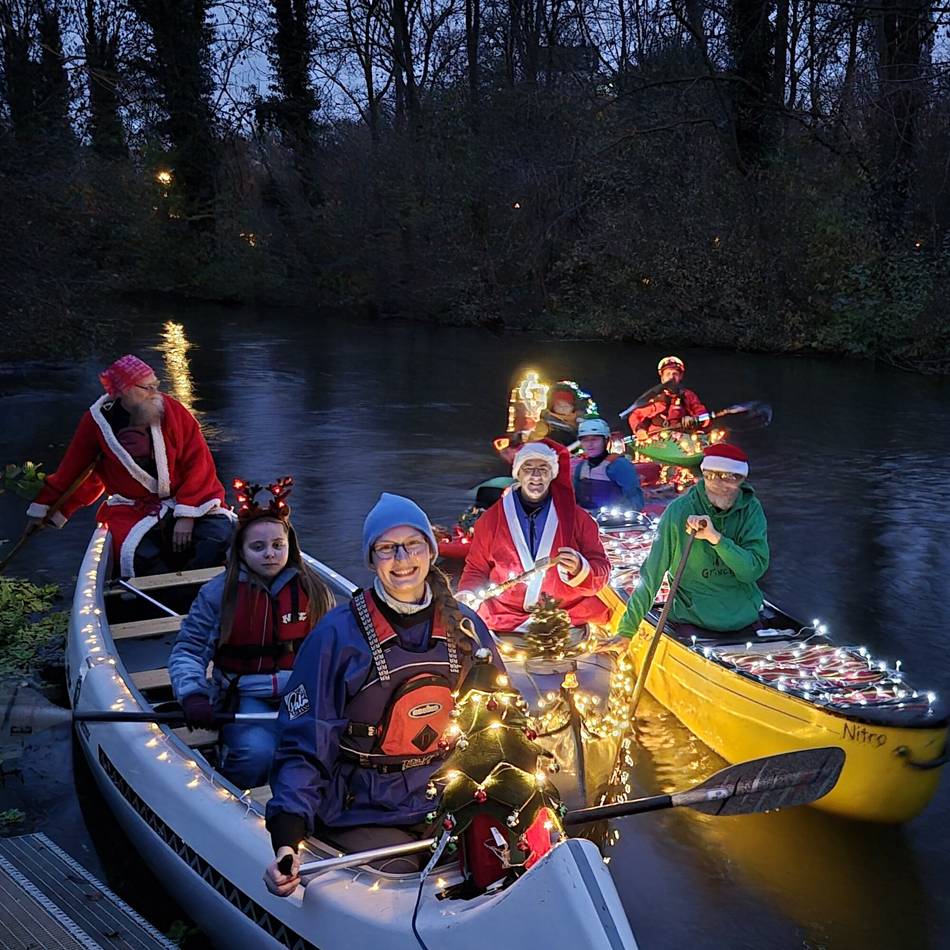 Lichter-Paddeln in Grevenbroich: Kanuten bringen die Erft zum Leuchten