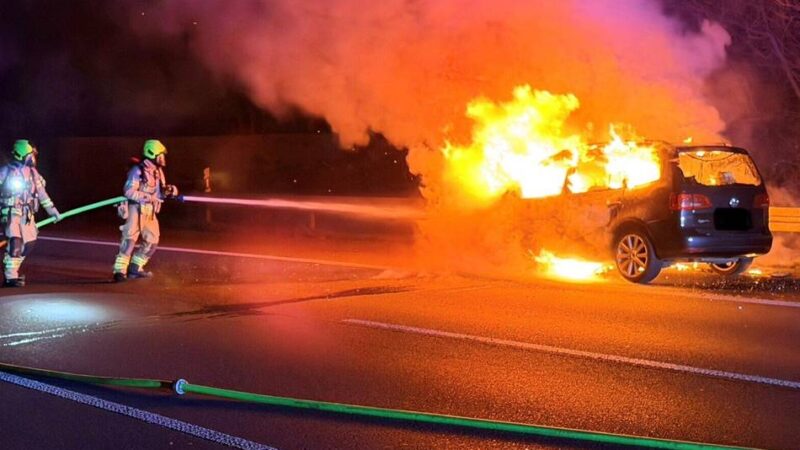 Einsätze der Feuerwehr Ratingen: Pkw brennt auf der Autobahn 3