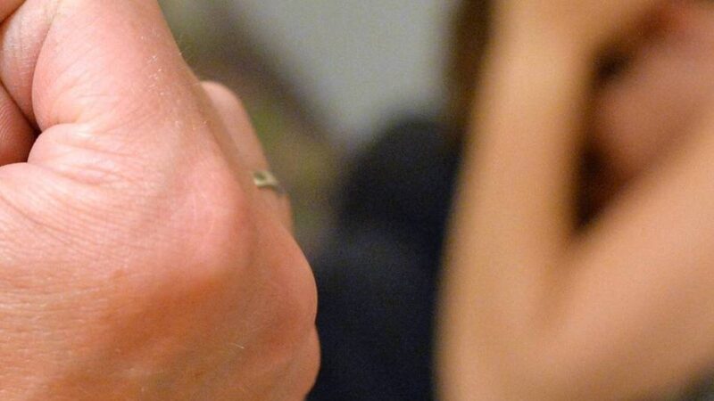 Hilfenummern bei häuslicher Gewalt: Weihnachten – nicht immer ein Fest der Liebe