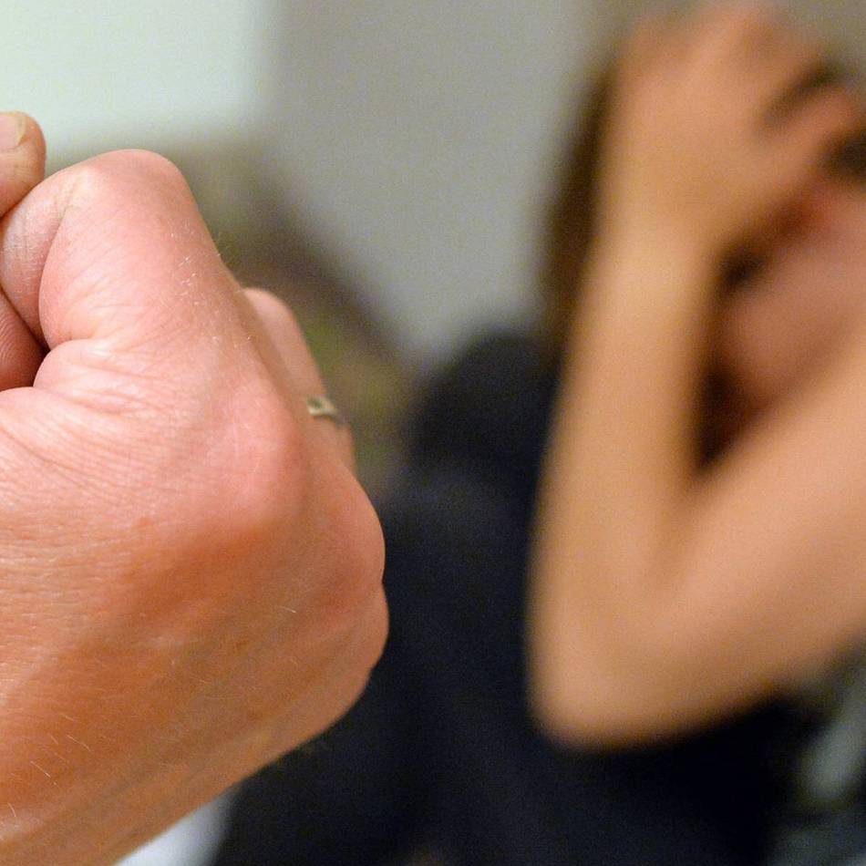 Hilfenummern bei häuslicher Gewalt: Weihnachten – nicht immer ein Fest der Liebe