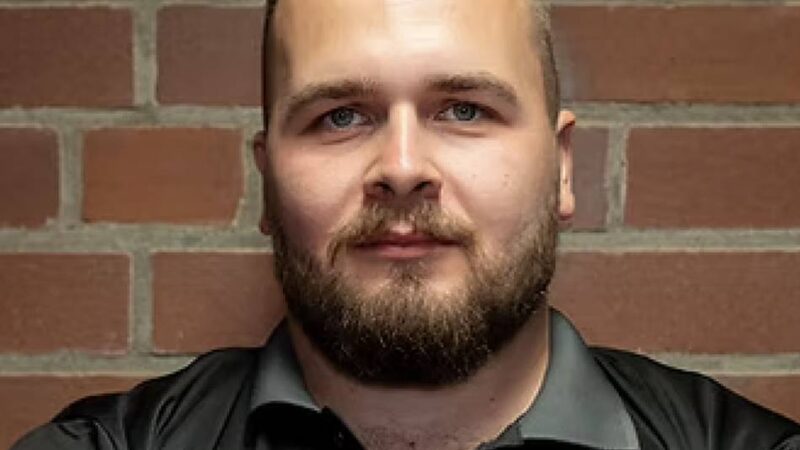 Lukas Kothe aus Rheinberg: Edel-Fan des SV Budberg lebt seinen Darts-Traum