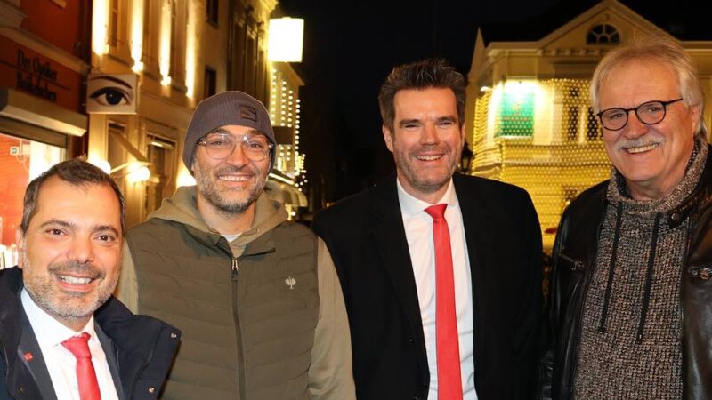 Weihnachtszeit in Moers: Leuchtender Schriftzug weist den Weg zum Schloss