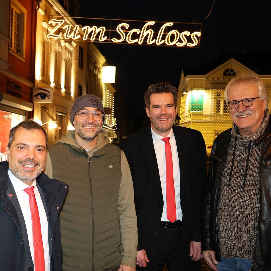 Weihnachtszeit in Moers: Leuchtender Schriftzug weist den Weg zum Schloss