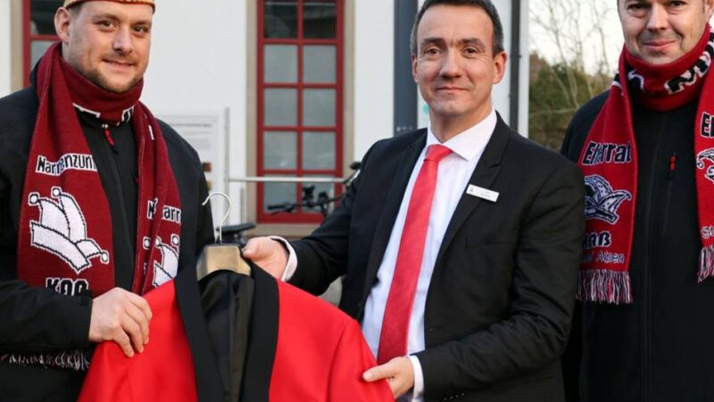 Neue Jacken für den Elferrat: Sparkasse unterstützt die Alpener KAB-Narrenzunft