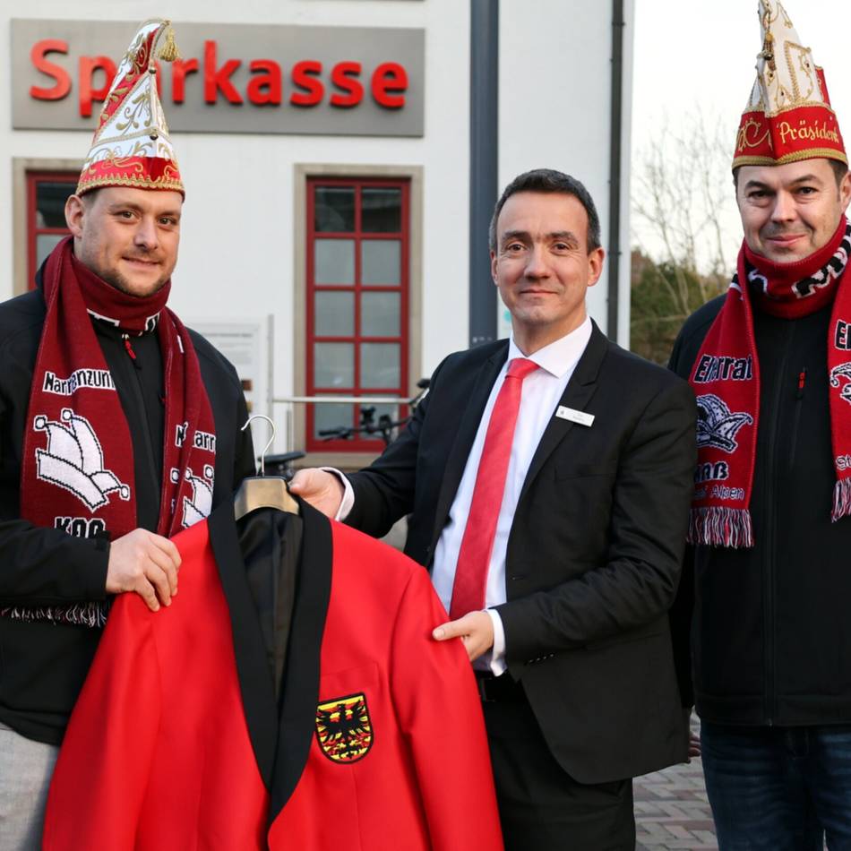 Neue Jacken für den Elferrat: Sparkasse unterstützt die Alpener KAB-Narrenzunft