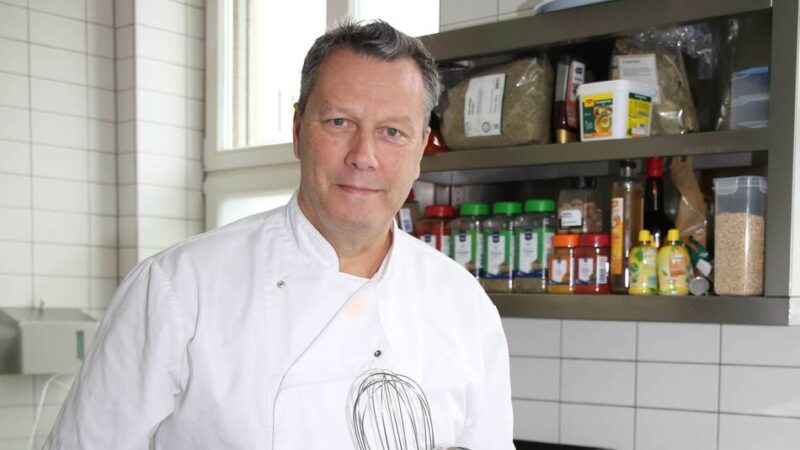 Charity-Aktion in Moers: Neuer Betreiber der Rathauskantine lädt Bedürftige auf Linsensuppe ein