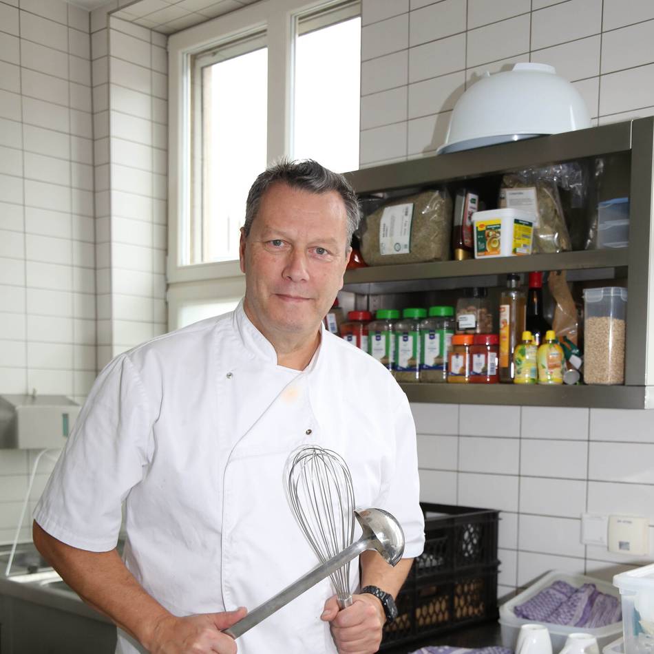 Charity-Aktion in Moers: Neuer Betreiber der Rathauskantine lädt Bedürftige auf Linsensuppe ein