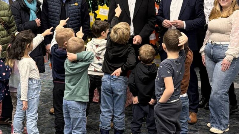 Spendenaktion der Stadt Viersen: Weihnachtswunschbaum lässt Kinderträume wahr werden