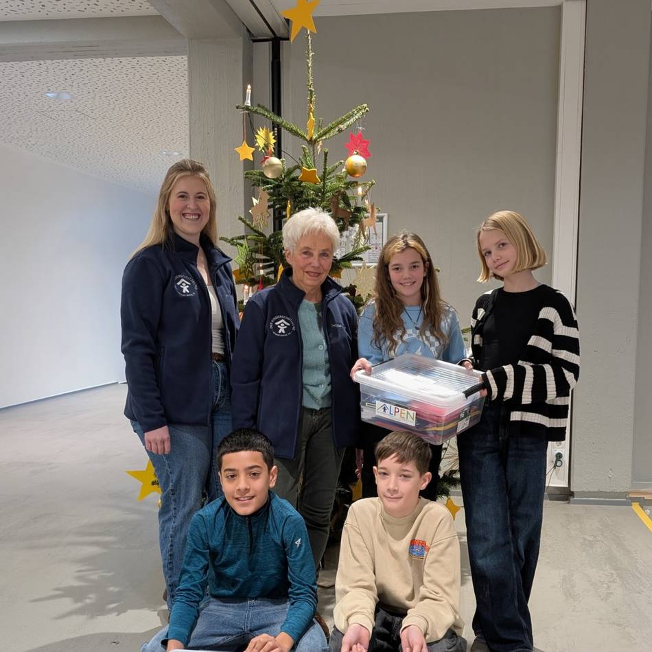 Übergabe von Schulmaterial: Kinderschutzbund Alpen spendet an Sekundarschule