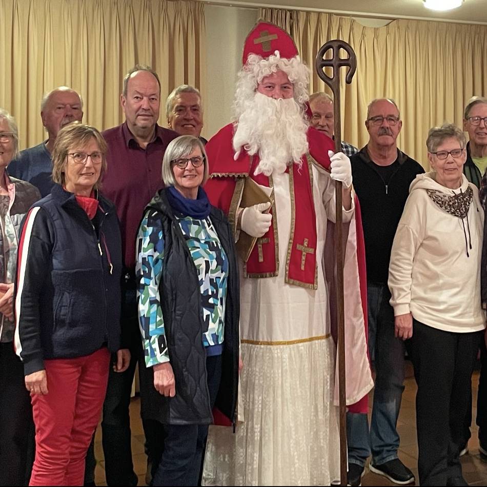1400 Euro Spenden für die Jugendarbeit in Alpen: Rund 350 Menschen nutzen Reparatur-Dienst in Veen