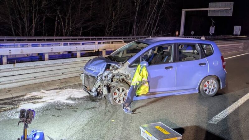 Nahe Remscheid: Zwei Autos brennen auf Autobahn 1 nach Glätteunfall