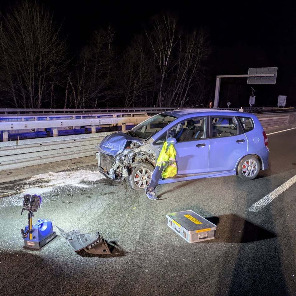 Nahe Remscheid: Zwei Autos brennen auf Autobahn 1 nach Glätteunfall