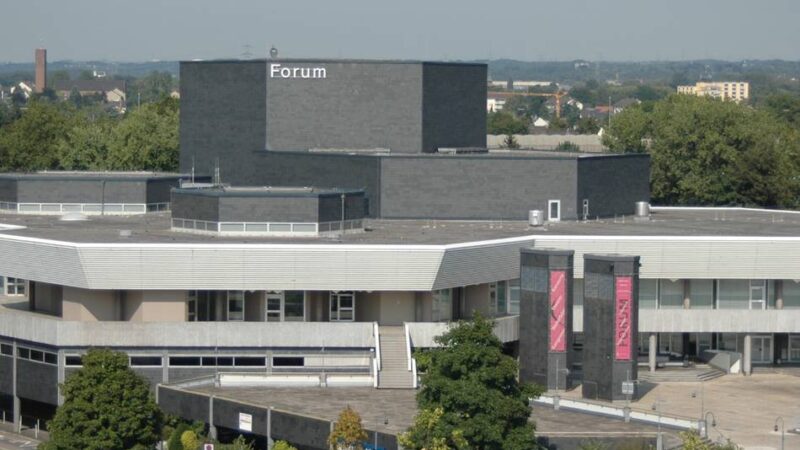 Neues Angebot in Leverkusen: Büchertisch zu Forum-Veranstaltungen